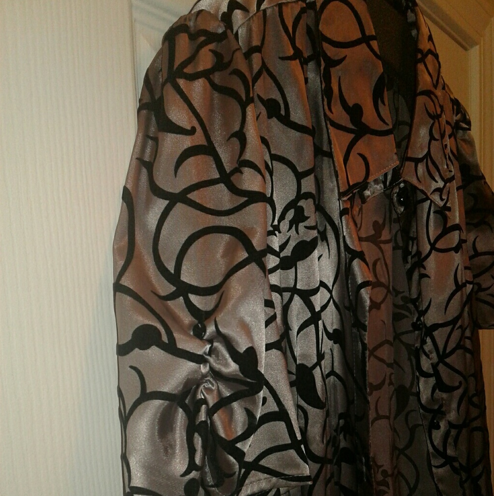 Woman's button down blouse - Picture 3 of 3